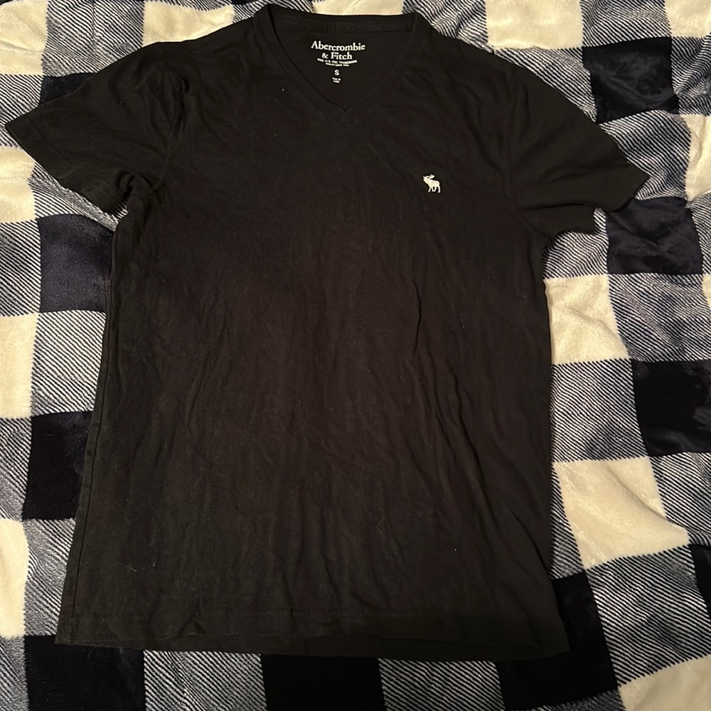 Abercrombie and Fitch black V-neck T-shirt in size small